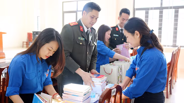 Các đoàn viên, thanh niên phân loại sách.