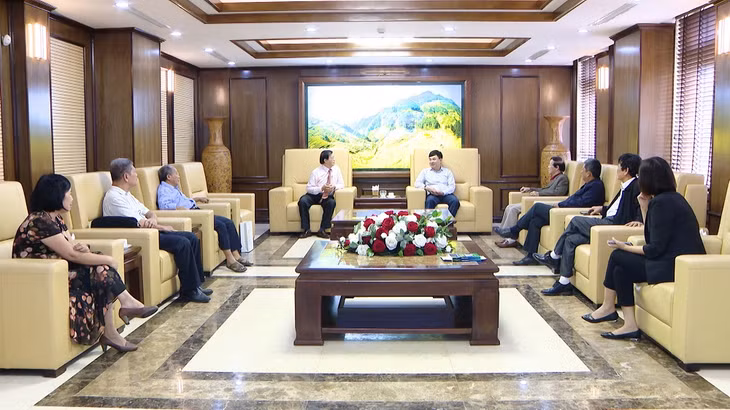 Đồng chí Ngô Hoàng Ngân, Phó Bí thư Thường trực Tỉnh ủy gặp mặt đoàn Nhà văn Việt Nam tại Quảng Ninh đi dự Đại hội Hội Nhà văn Việt Nam nhiệm kỳ 2020 - 2025