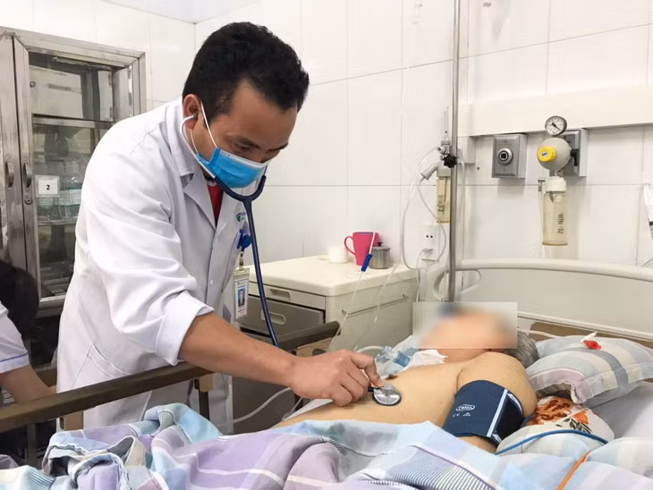Bác sĩ thăm khám cho bệnh nhân bị kháng thuốc kháng sinh