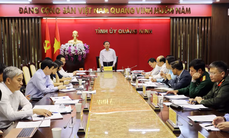 Đồng chí Nguyễn Xuân Ký, Bí thư Tỉnh ủy, Chủ tịch HĐND tỉnh, cùng các đồng chí lãnh đạo tỉnh tham gia ủng hộ đồng bào miền Trung khắc phục hậu quả lũ lụt.