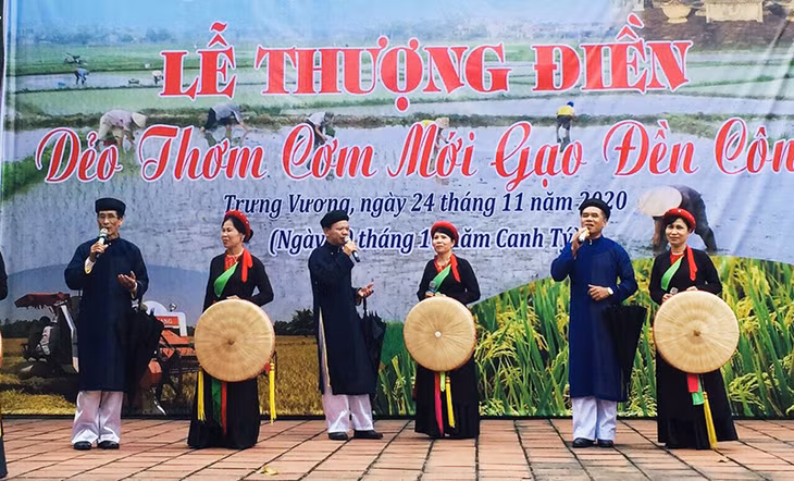 Người dân phường Trưng Vương tham gia biểu diễn văn nghệ tại lễ Thượng Điền đình Đền Công.