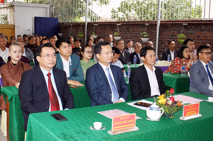 Các đồng chí đại biểu và đông đảo nhân dân tham dự Ngày hội.