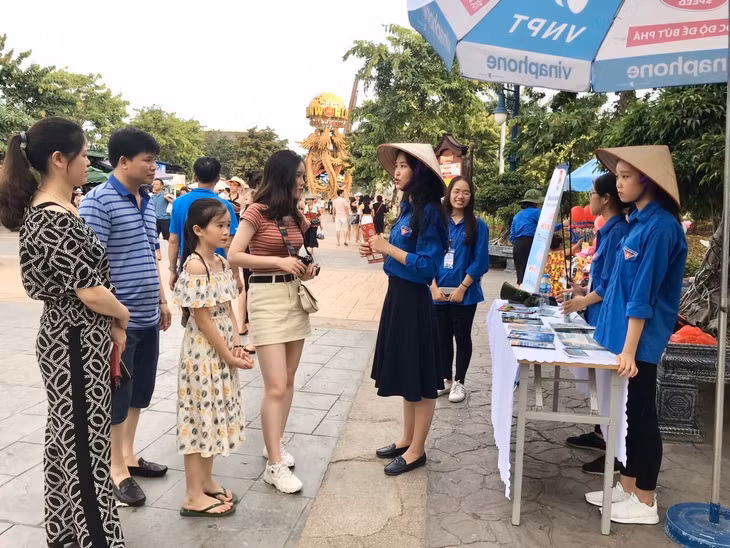 Tình nguyện viên CLB hỗ trợ thông tin du lịch của Đoàn khối các cơ quan tỉnh trao đổi thông tin cho du khách. 