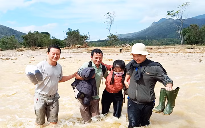 Thầy giáo, cô giáo Trường tiểu học - THCS Hướng Sơn, huyện Hướng Hóa (Quảng Trị) lội suối giữa mùa lũ đến trường dạy học.