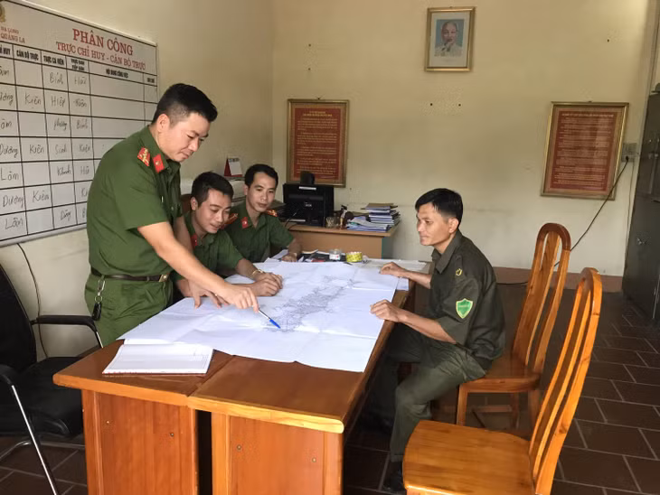Công an xã Quảng La (TP Hạ Long) triển khai kế hoạch tuần tra kiểm soát địa bàn. Ảnh: Hoàng Tân (Công an tỉnh)