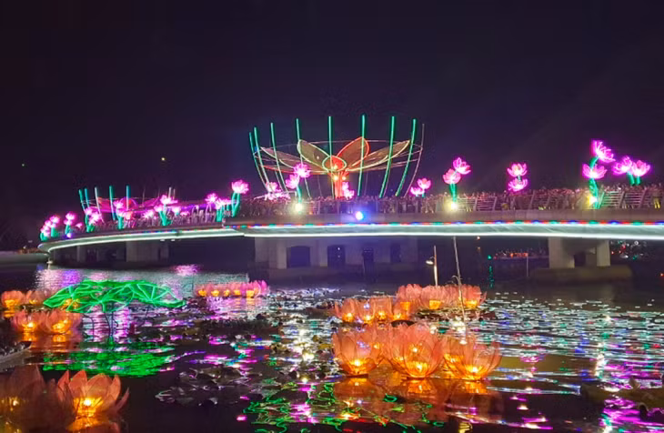 Hoa đăng được thả trên sông, tạo nên khung cảnh rực rỡ