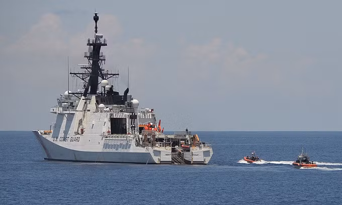 Tàu Tuần duyên Mỹ diễn tập ngoài khơi Philippines hồi tháng 5. Ảnh: AFP.
