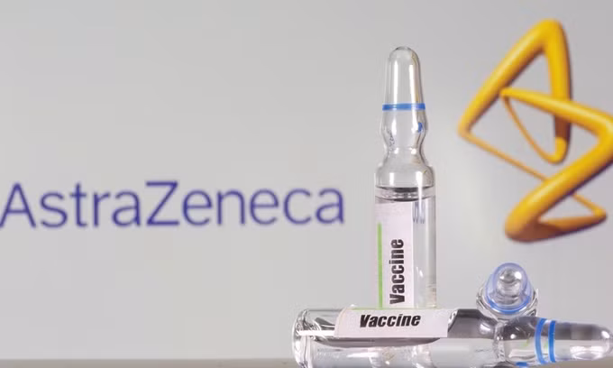 Một ống được dán nhãn vacine đặt trước logo AstraZeneca hôm 9/9. Ảnh: Reuters.