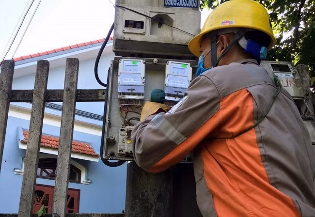 Công nhân Điện lực TX Đông Triều thực hiện kéo dây phân tải lộ hạ thế khu vực phường Mạo Khê – Thị xã Đông Triều.