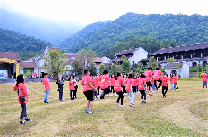 Du khách tham gia hoạt động team building tại Khu nghỉ dưỡng Legacy Yên Tử. Ảnh: Công Thành. 