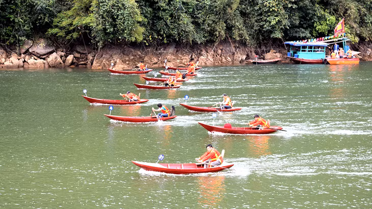 Thi bơi thuyền trải trong lễ hội miếu Ông - miếu Bà. Ảnh Công Thành