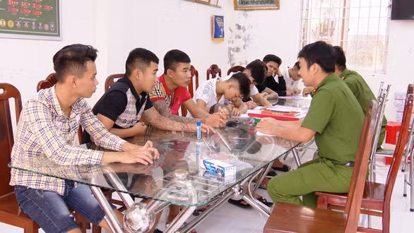 Nhóm đập phá quán ăn bị triệu tập - Ảnh: Thanh Nam