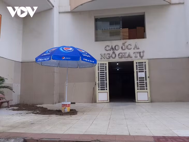 Hiện trường vụ người phụ nữ rơi từ tầng cao tử vong tại chung cư Ngô Gia Tự (Quận 10)