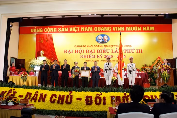 Bí thư Trung ương Đảng, Chủ tịch Hội đồng Lý luận Trung ương, Giám đốc Học viện Chính trị Quốc gia Hồ Chí Minh Nguyễn Xuân Thắng thừa ủy quyền của Chủ tịch nước trao tặng Huân chương Lao động hạng Nhất cho Đảng ủy Khối Doanh nghiệp Trung ương.