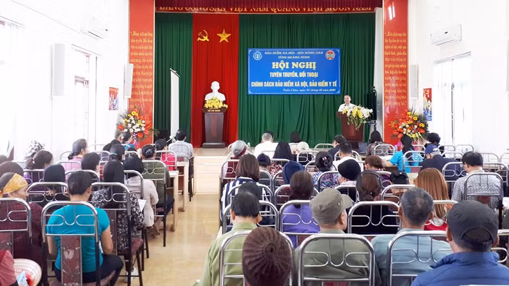 BHXH tỉnh và HND tỉnh phối hợp tuyên truyền chính sách BHXH, BHYT đến hội viên nông dân tại phường Tuần Châu (TP Hạ Long) tháng 10/2020.