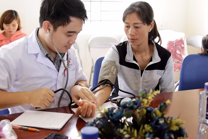 Khám phát thuốc cho người dân đảo Trần.