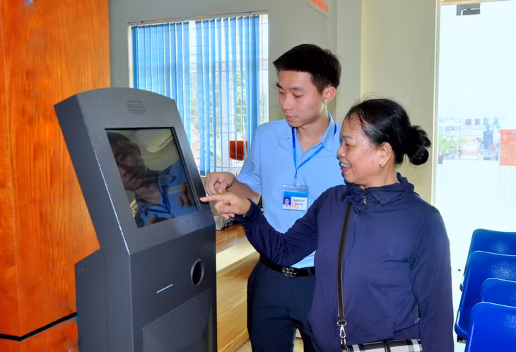 Cán bộ tận tình hướng dẫn, giải quyết thủ tục hành chính nhanh gọn cho người dân.