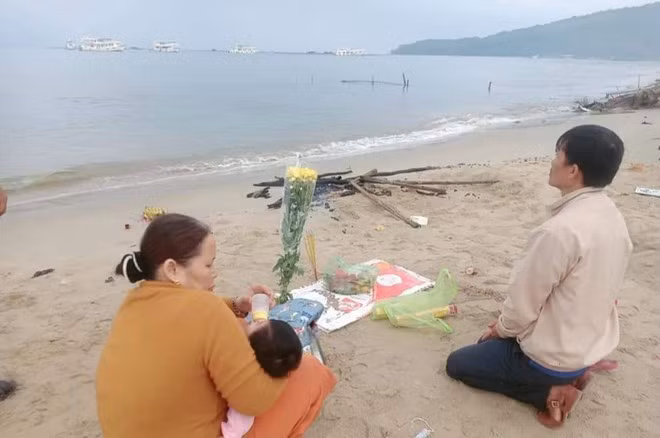 Hình ảnh người nhà tìm kiếm chị Hoài tại bờ biển Bãi Đất Đỏ ẢNH BẠN ĐỌC CUNG CẤP