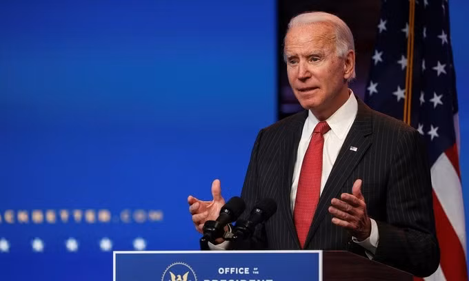 Joe Biden trò chuyện với phóng viên sau cuộc họp trực tuyến với các thành viên của ủy ban điều hành Hiệp hội Thống đốc Quốc gia tại Wilmington, Delaware, hôm 19/11. Ảnh: Reuters.