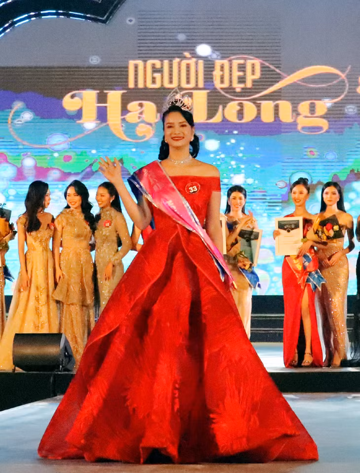 Người đẹp Hạ Long 2020 Trần Thị Mai rạng ngời trong đêm đăng quang.