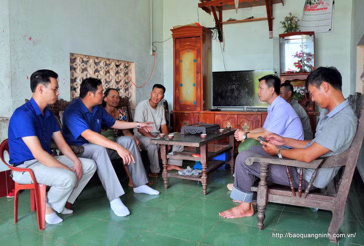 Cán bộ TP Móng Cái trò chuyện, tuyên truyền, vận động gia đình anh Phùn Mằn Tắc (thôn 5, xã Quảng Nghĩa) về ý nghĩa ý nghĩa, lợi ích của tuyến đường cao tốc Vân Đồn - Móng Cái.