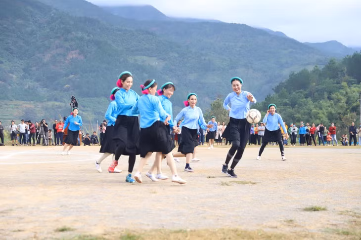 Trận đấu sôi động, vui tươi.