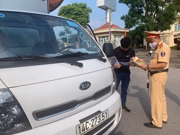 Công an TX Đông Triều kiểm tra hành chính người điều khiển xe ô tô trên địa bàn. Ảnh Nguyễn Duy