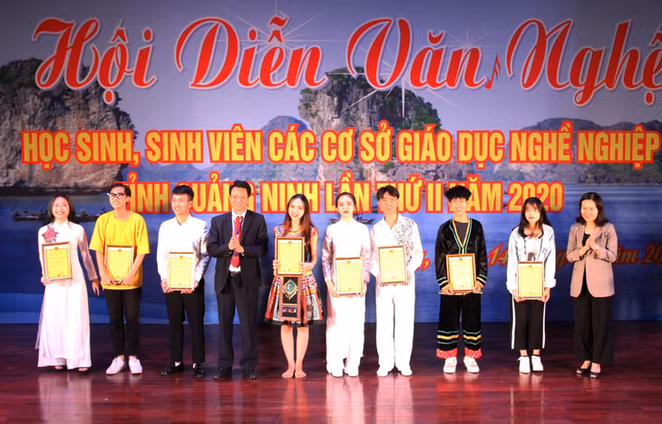 Lãnh đạo Ban Tuyên giáo Tỉnh ủy và Sở trao giải A cho các tiết mục.