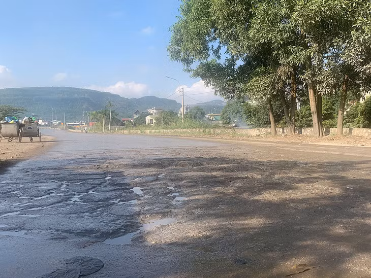Nhiều chỗ mặt đường đã bị nứt vỡ. 
