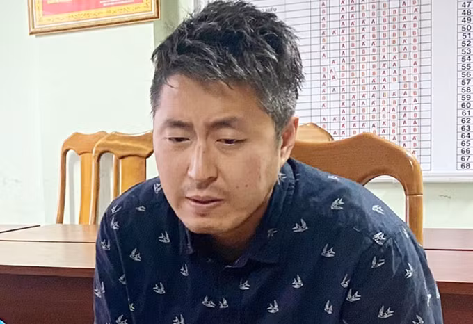 Jeong In Cheol tại cơ quan điều tra. Ảnh: Quốc Thắng.