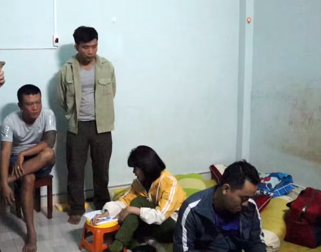 Khám xét nơi ở của cặp vợ chồng cầm đầu đường dây “tín dụng đen” Lê Thị Nguyệt và Nguyễn Văn Vinh.