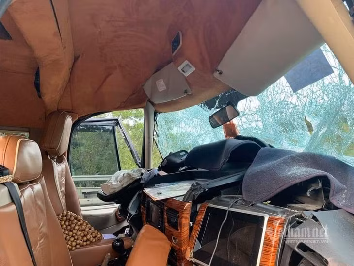 Bên trong chiếc xe Limousine sau khi bị tai nạn.