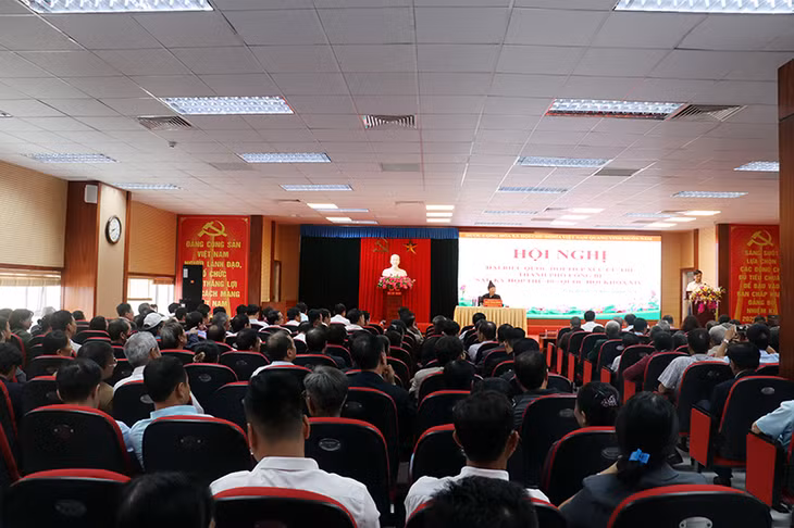 Quang cảnh buổi tiếp xúc cử tri