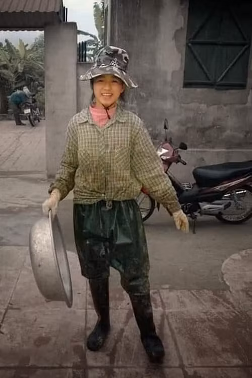 Bức ảnh Đỗ Thị Hà phụ bố mẹ làm nông gây 