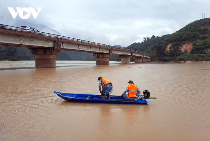 Lực lượng chức năng tìm kiếm người mất tích ở huyện Phước Sơn trên lòng hồ thuỷ điện Đăk Mi 4.