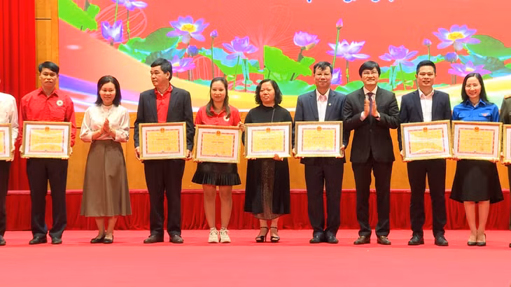Khen thưởng các tập thể, cá nhân có thành tích xuất sắc trong thực hiện Chỉ thị 08/CT-UBND của UBND tỉnh Quảng Ninh