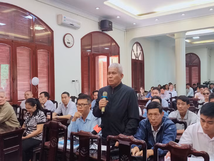 Cử tri TP Móng Cái tham gia phát biểu ý kiến tại buổi tiếp xúc cử tri.