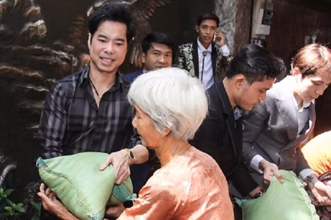 Ngọc Sơn thường tặng gạo và tiền cho người nghèo vào mỗi dịp sinh nhật của mình.