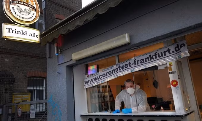 Bác sĩ trực bên trong một ki-ốt được chuyển thành điểm xét nghiệm Covid-19 nhanh ở Frankfurt, Đức, ngày 9/11. Ảnh: Reuters.