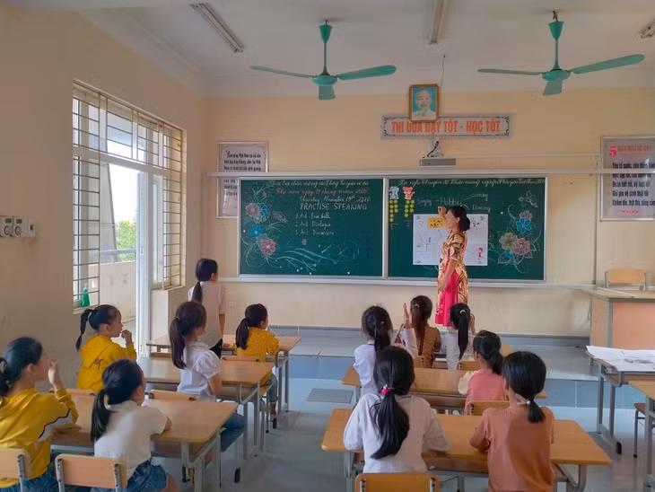 Tiết tiếng Anh của cô và trò Trường Tiểu học Tân Bình, huyện Đầm Hà.