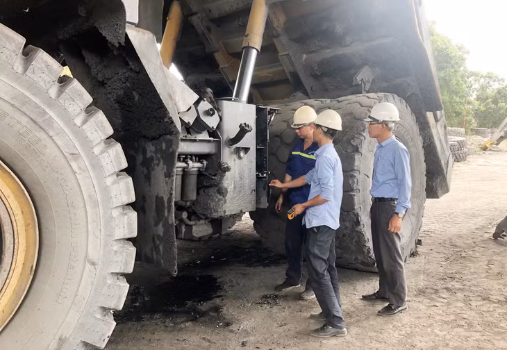 Kiểm tra an toàn thiết bị xe, máy ở Công ty CP Than Cao Sơn- Vinacomin.