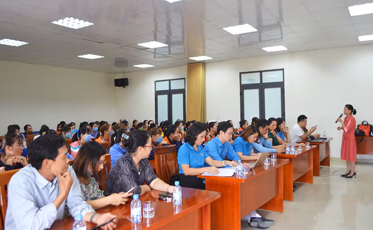 Hội nghị cũng được đại diện Trung tâm Y tế TP Hạ Long tư vấn, cung cấp kiến thức về công tác dân số - KHHGĐ