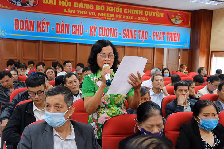 Cử tri bày tỏ ý kiến tại buổi tiếp xúc