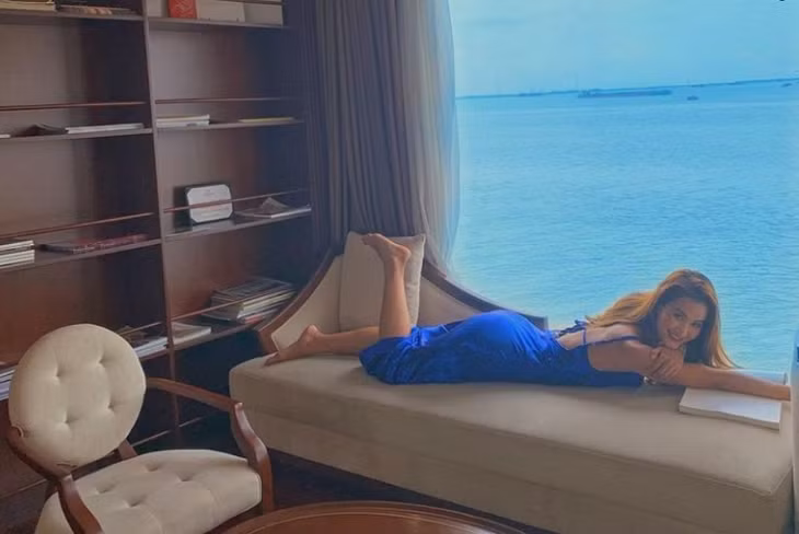 Hương Ly thả dáng trên du thuyền thăm Vịnh.