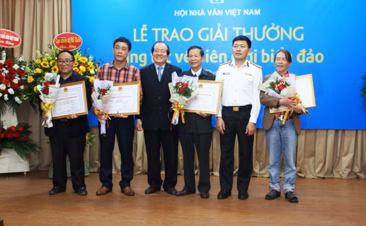Nhà thơ Trịnh Công Lộc (thứ ba, phải sang) và các nhà văn, nhà thơ nhận giải nhất của cuộc thi.