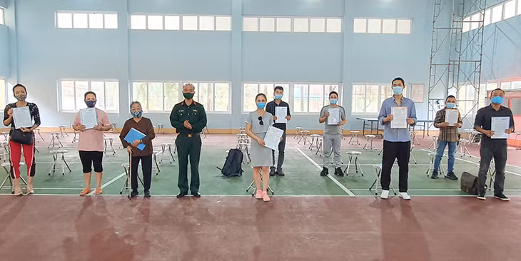 Lãnh đạo Trung đoàn 244 trao giấy chứng nhận hoàn thành thời gian cách ly cho các công dân