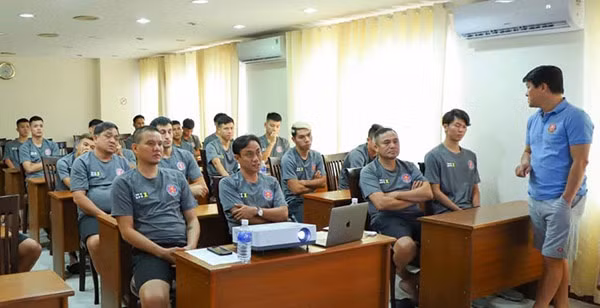  Tập thể BHL và các cầu thủ Sài Gòn FC tham dự buổi họp chuẩn bị cho mùa giải 2021. Ảnh: Fanpage Sài Gòn FC.