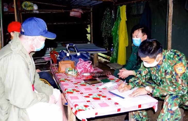 Hai đối tượng bị bắt giữ để lấy lời khai.