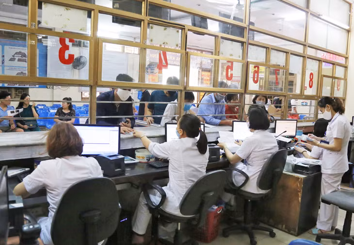 Làm thủ tục khám, chữa bệnh BHYT cho người dân tại Bệnh viện Đa khoa tỉnh.