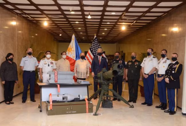 Cố vấn An ninh Quốc gia Mỹ Robert O’Brien trong lễ bàn giao tên lửa ngày 23/11. (Ảnh: Bộ Ngoại giao Philippines)
